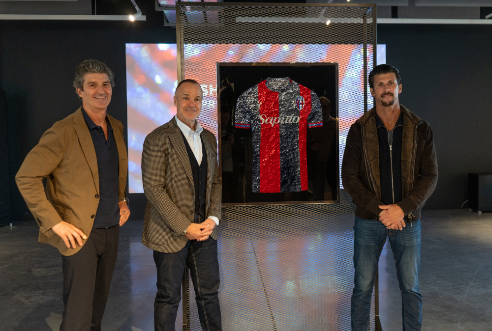 "SHIRTS OF LIGHT", MACRON CELEBRA I PROPRI CLUB VINCENTI CON MAGLIE  CHE SONO OPERE D'ARTE